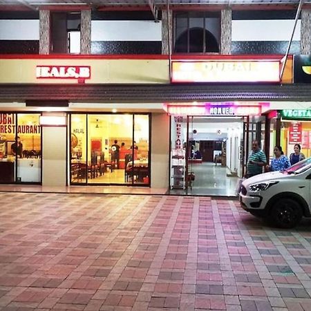 Dubai Hotel & Restaurant クマラコム エクステリア 写真